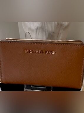 Michael Kors Brown Leather Zip Pull Wallet EUC
